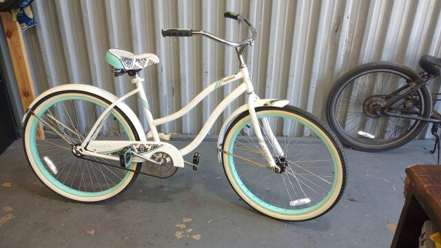 Cream step-through cruiser with teal rims